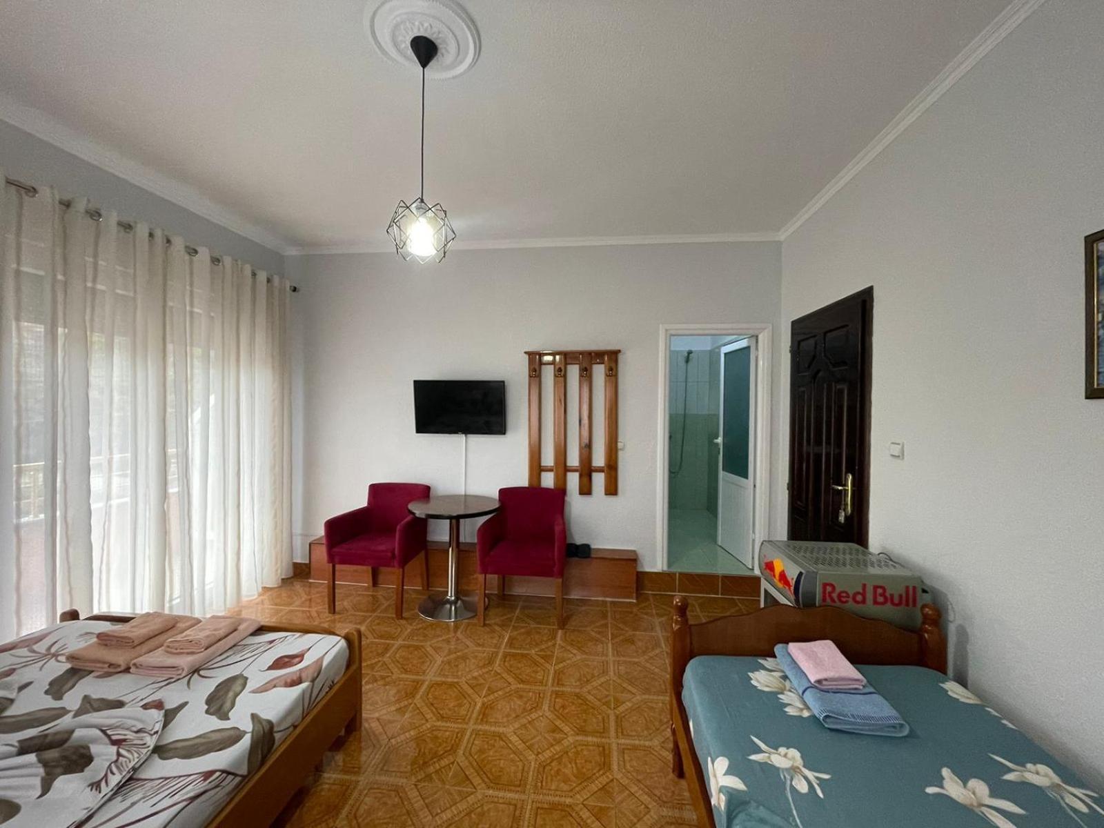 Eiffel'S Guest House Pogradec Exterior photo