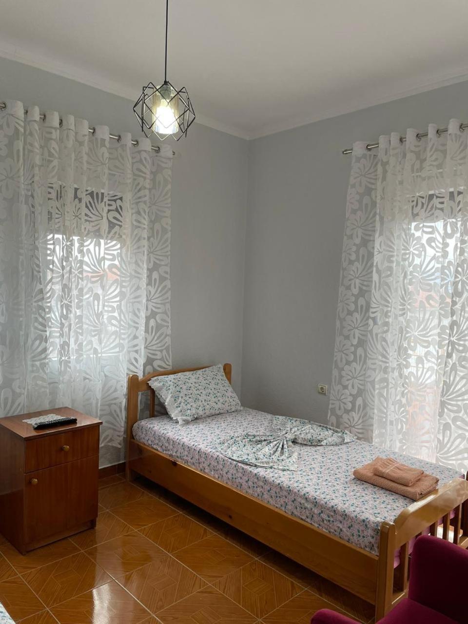 Eiffel'S Guest House Pogradec Exterior photo