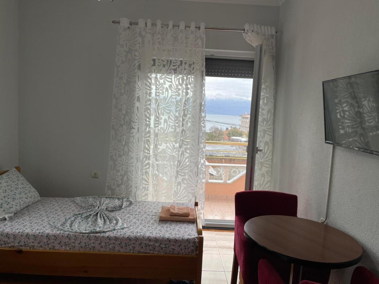 Eiffel'S Guest House Pogradec Exterior photo