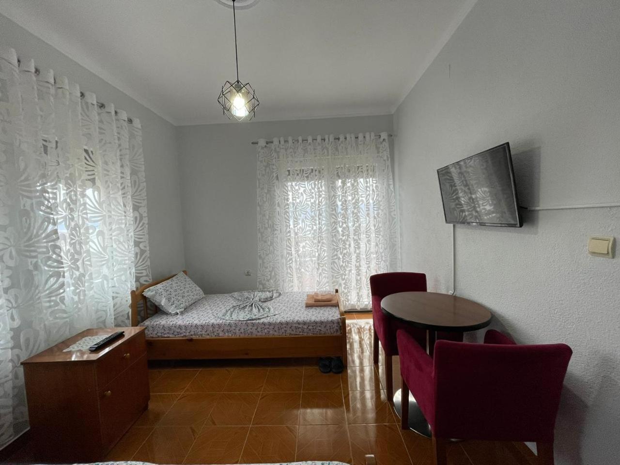 Eiffel'S Guest House Pogradec Exterior photo