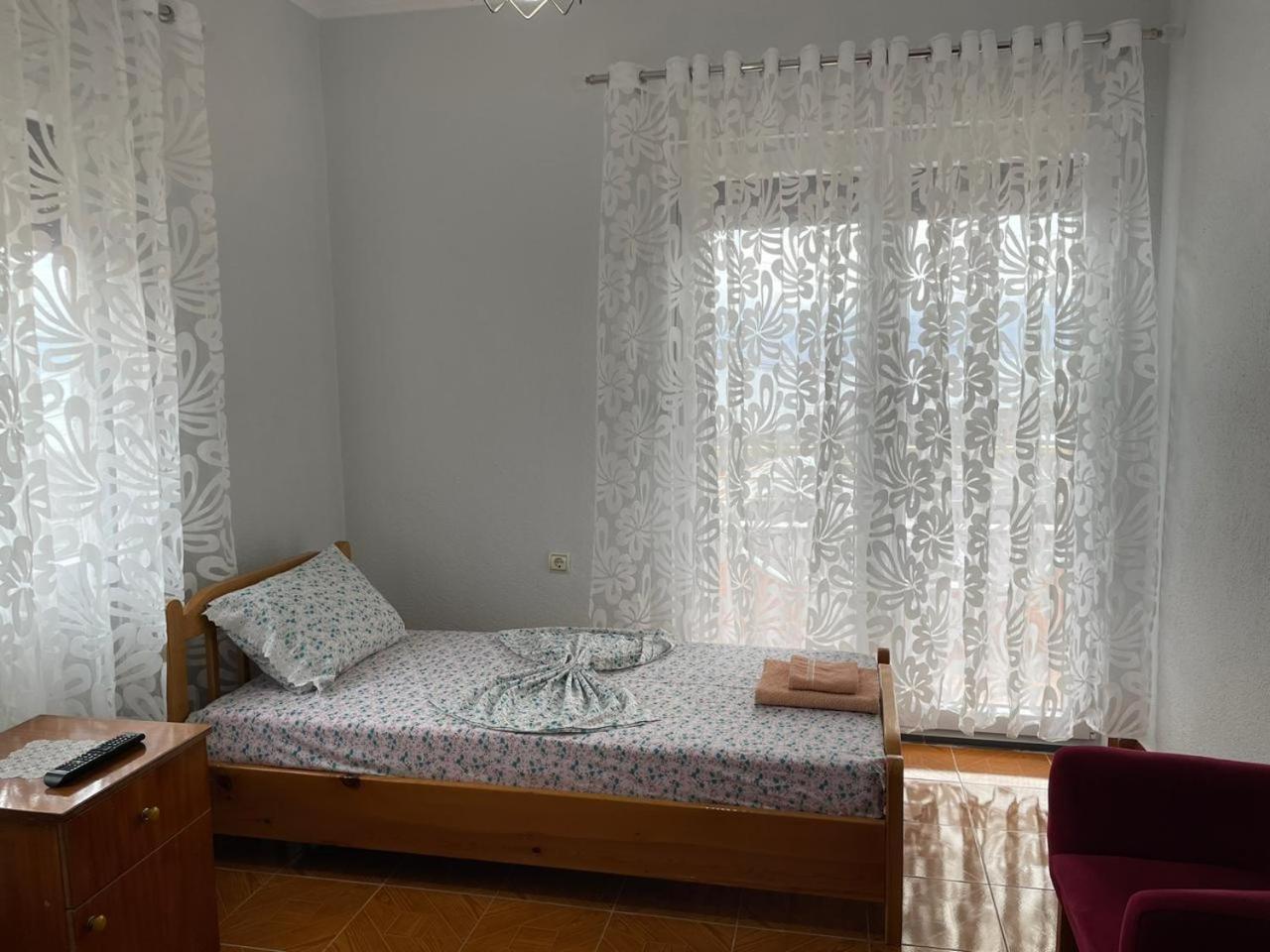Eiffel'S Guest House Pogradec Exterior photo