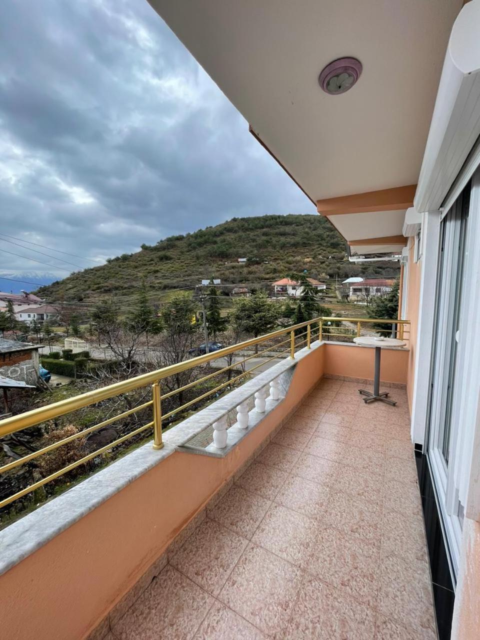 Eiffel'S Guest House Pogradec Exterior photo