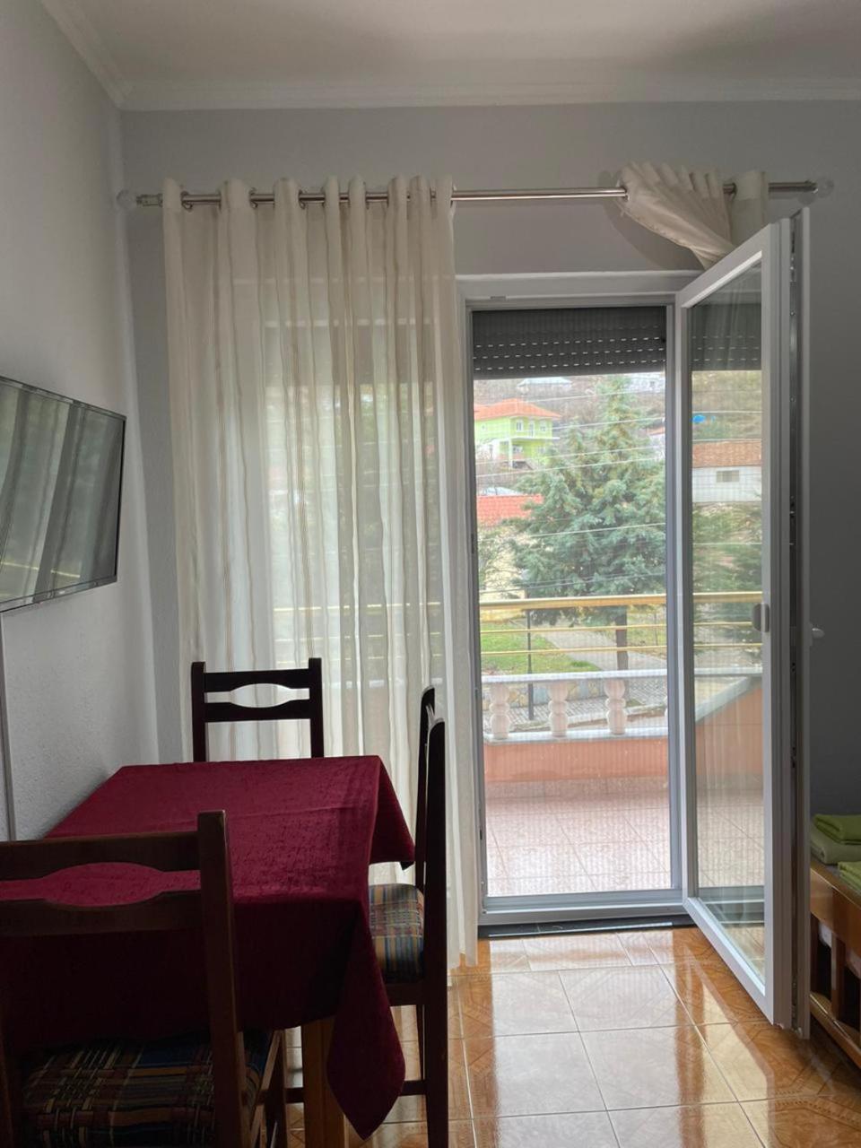 Eiffel'S Guest House Pogradec Exterior photo